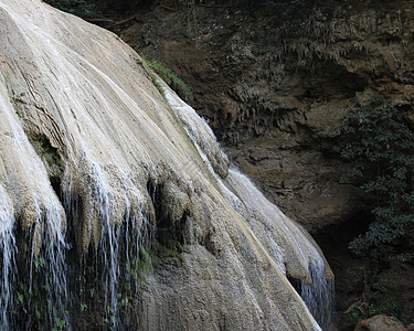 泰王国的空洞肺瀑布荒野热带环境叶子美丽游客植物运动岩石溪流图片