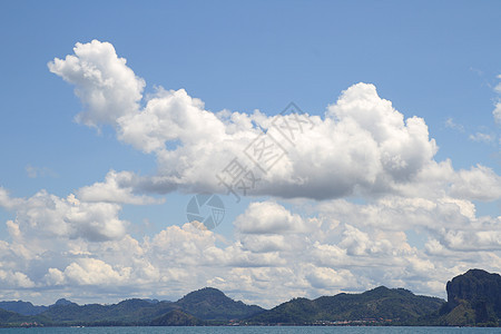 乌云多云的天空和海景岛图片