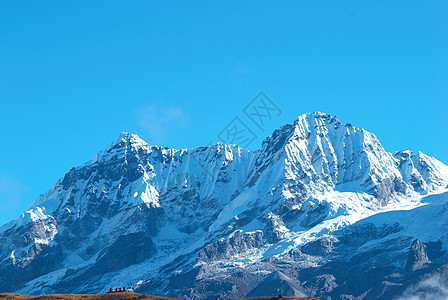 高山 被雪覆盖岩石高度假期全景天空旅行季节顶峰蓝色环境图片