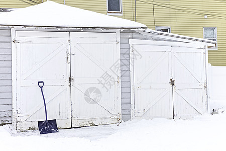 冬季雪住宅旅行房子蓝色入口建筑花园绿色积雪季节图片