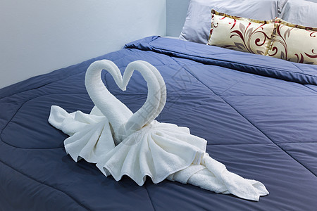 在床单上折叠成天鹅形的毛巾房间烛光织物身体花朵奢华棉布生活呵护卫生图片