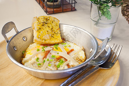 传统泰国风格的鸡蛋 猪肉和早餐面包饮食烹饪香肠美食平底锅食物食谱厨房用餐午餐图片