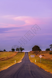 出国的路沥青摄影国家公路线条乡村水平中心场景地貌图片