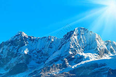 高山 被雪覆盖冻结全景高度岩石环境晴天蓝色冰川光束天空图片