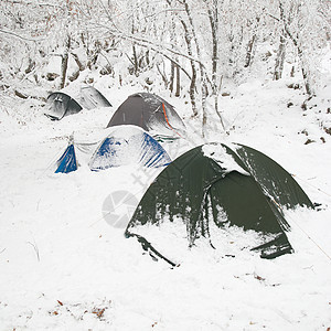 森林中的冬季营地季节森林大雪远足者荒野顶峰旅游远足天空运动图片