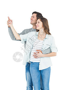 情侣拥抱并举起棕色手势女朋友微笑手指服装男性女性男人夫妻图片