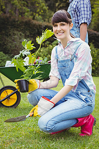 青年妇女种植植物图片