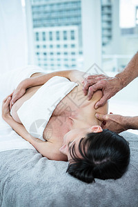 接受按摩师背部按摩的怀孕妇女美容房子身体护理腹部生活方式痛苦脖子男性卫生图片