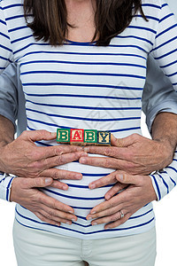 带婴儿立方体的孕妇感情怀孕情怀休闲妊娠夫妻腹部家庭生活亲密感情人图片