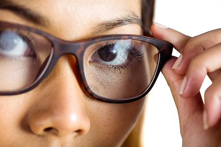 近视着一位女商务人士拿着眼镜的眼神头发夹克屏幕套装女性眼睛棕色商务人士职业图片