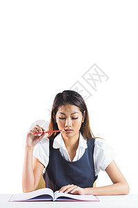 深思熟虑的女商务人士阅读商务公司套装旋转椅专注铅笔夹克白色职业商业图片