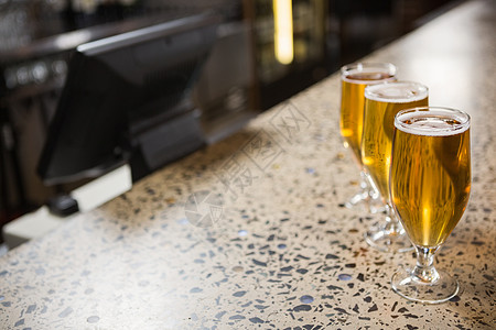 一品脱啤酒的视图酒精闲暇柜台玻璃时间活动酒吧背景图片
