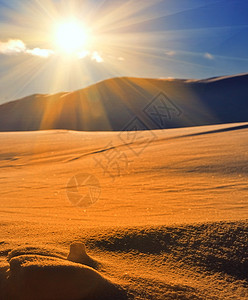 在沙沙沙漠中的炎热白天地平线场景蓝色射线天空辉光活力波浪全景阳光图片