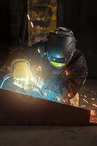 工人焊接金属作坊制造业工作男人工艺生产危险火花劳动者商业图片