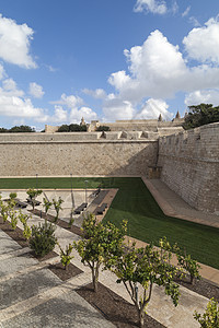马耳他中世纪城市Mdina的旧墙壁建筑地标小镇历史石灰石旅行场景古董历史性建筑学图片