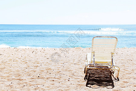 在夏威夷Kauai沙滩上有夏日阳光的沙椅图片