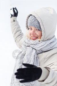女孩在冬天打雪仗帽子羊毛乐趣天气微笑女士快乐女性手套围巾图片