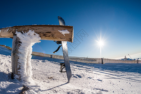 倾斜在木轨上的滑雪板单板假期地形国家公园太阳山脉土地场景木头图片