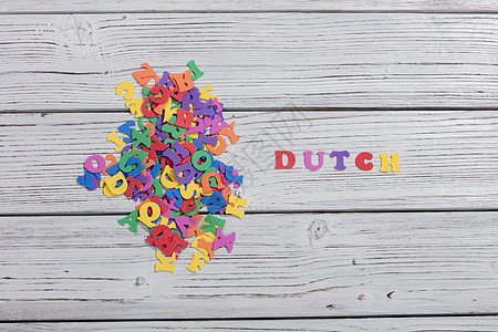 在白木板上用彩色字母 制成荷兰文的多彩字词英语网络写作积木字体刻字拼写社会凸版打字稿图片