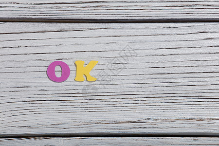 在白木板上用彩色字母写成的多彩单词打字稿乡村标签刻字玩具社会木头网络拼写字体图片