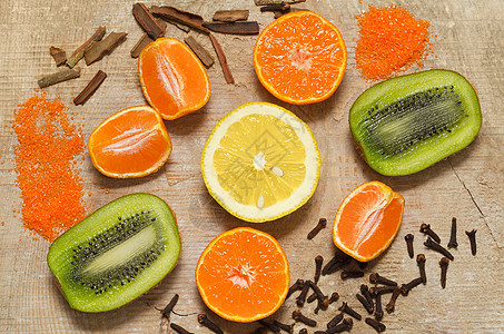 水果和香料的切片落在旧板上背景橙子肉桂黄色绿色物品木板平均数柠檬棕色图片
