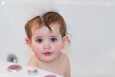 小女孩在水浴间洗澡女孩后代钳子生活女性泡沫孩子浴室温泉童年背景图片