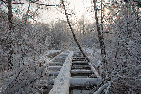 旧木制破脚桥 上面覆满雪雪图片