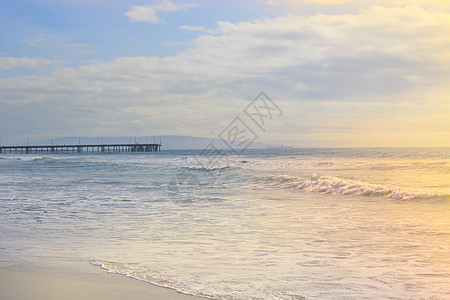 海滩上的海浪大风海岸线天空冲浪海景灾难岩石危险旅行蓝色图片