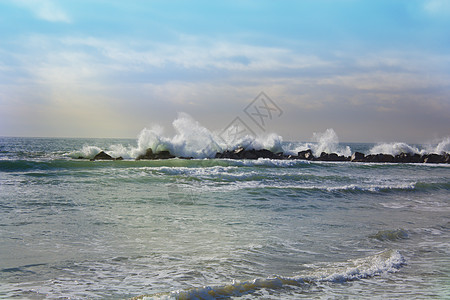 巨浪冲向岩石 波浪冲过罗河风暴海景旅行危险风景力量大风湍流天气冲浪图片