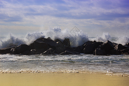 巨浪冲向岩石 波浪冲过罗河海洋天气风景石头灾难危险大风力量风暴海岸线图片