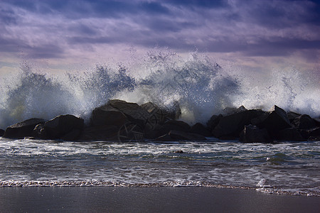 巨浪冲向岩石 波浪冲过罗河风景石头海景天空大风冲浪海岸线危险海滩天气图片