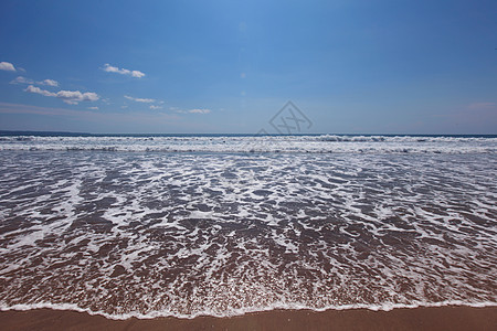 闭合海浪白色热带海岸蓝色天空冲浪海滩地平线图片