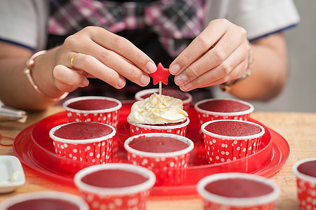 制作红天鹅绒纸杯蛋糕生日面包红色甜点糖果管道咖啡店厨房食物黄油图片