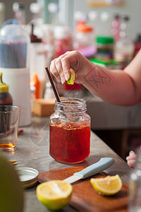 制作泰国柠檬茶的过程女士酿造液体饮料厨房柠檬玻璃咖啡店图片