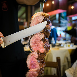 Picanha 传统的巴西烧烤食物炙烤牛肉烤串烹饪猪肉牛扒餐厅红色美食图片