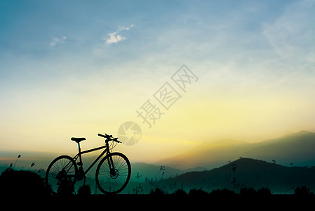 骑自行车父子在美丽的天空上 日落的光影和自行车活动日出速度假期旅行运动旅游太阳赛车手阳光背景