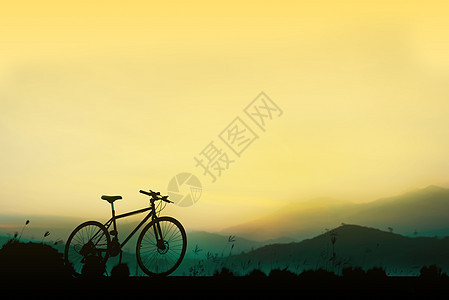 在美丽的天空上 日落的光影和自行车闲暇阳光冒险速度赛车手太阳活动车轮运动骑士图片