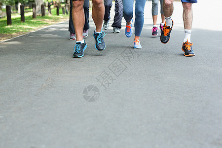 马拉松运动员脚步跑动的图片