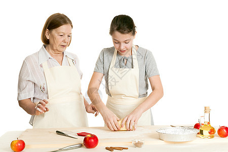 外祖母和孙女的腰带烘烤面团器具白色盘子专家青少年糕点女性围裙图片