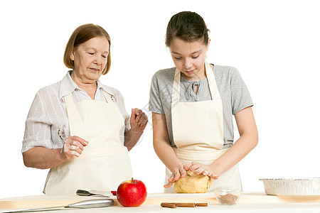 外祖母和孙女的腰带厨房盘子围裙器具衣服女性桌子烘烤白色女孩图片