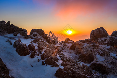 韩国风景南韩冬雪覆盖的登峰造极山上季节顶峰天气日落戏剧性全景风景旅行童话森林背景