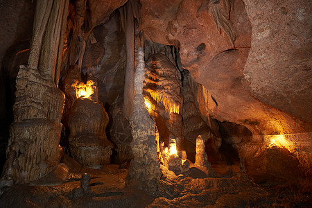 洞穴里面蜡烛矿物旅游石头岩石编队隧道黑暗石灰石钟乳石图片