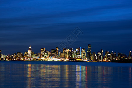 夜间城市旅行景观港口蓝色建筑办公室日落海洋橙子反射图片