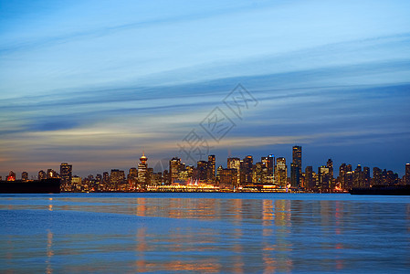 夜间城市全景场景港口建筑蓝色摩天大楼景观海洋办公室橙子图片