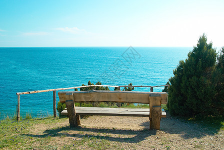 具有海边观点的座座太阳孤独旅游晴天环境阳光公园海景旅行支撑图片