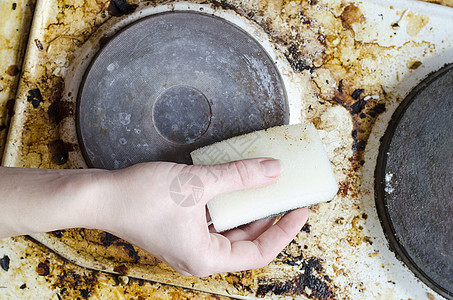 妇女用手清洁脏炉灶火炉厨房运动洗涤黑色家务图片
