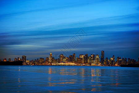 夜间城市蓝色建筑反射摩天大楼日落天空市中心景观公寓旅行图片
