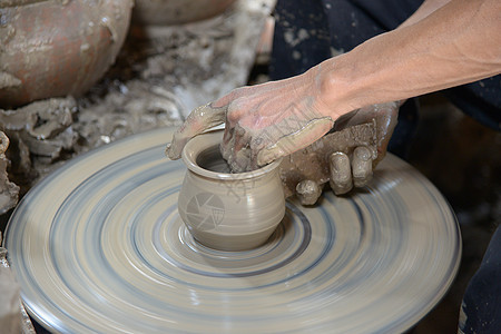 粘土模具雕刻陶瓷制品陶器作坊工艺黏土工匠手指水壶图片