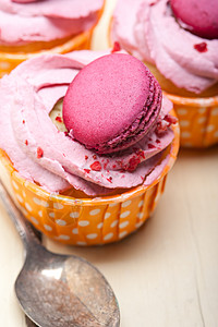 马卡龙蛋糕粉红色白莓奶油蛋糕 上面有红心面包饼糖果覆盆子美食奶油面包婚礼蛋糕甜点装饰白色背景