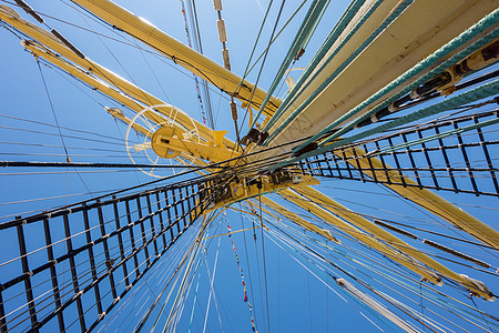 海盗船只上的海洋绳梯历史帆船木头天空绳索海军桅杆血管运输旅行图片